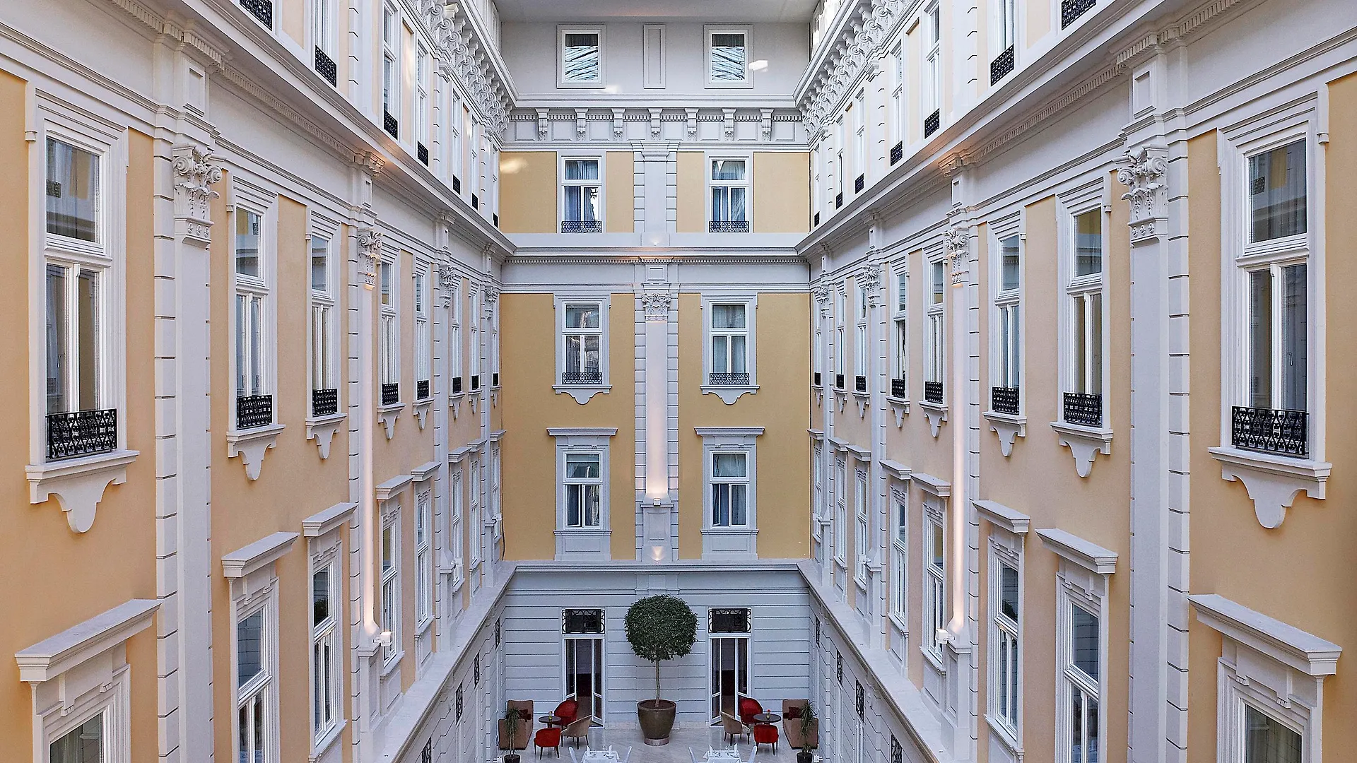 Corinthia Budapest 5*,